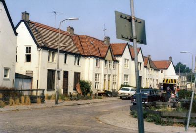 601446 Gezicht op de huizen Saturnusstraat 18 (links) -hoger te Utrecht, uit het zuiden, vanaf de kruising met de ...